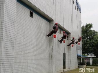 高空作业证与外墙施工安全 蜘蛛人、打胶防水与吊篮租赁的行业解析